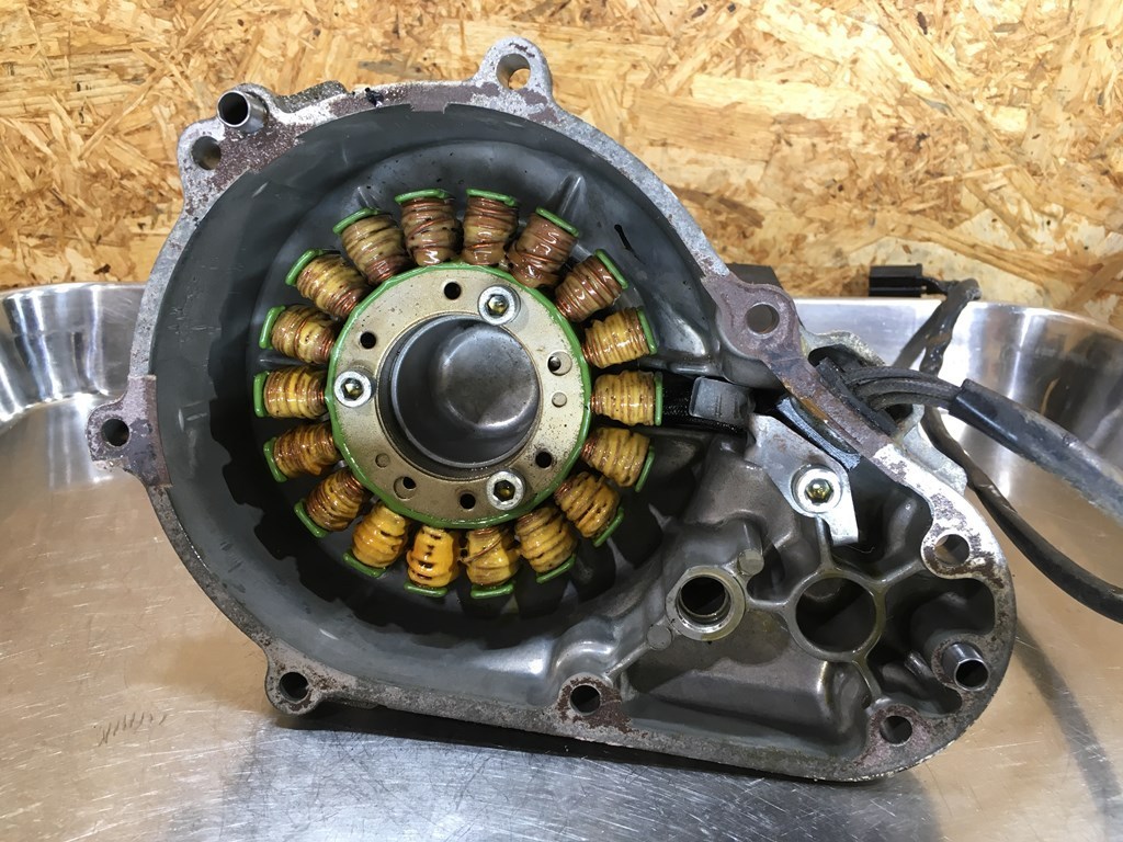 【送料Mサイズ】 Kawasaki ZR400E-3121*** ZRX400-2 ZRX2 ジェネレーター カバー 検.( エンジンカバー 左 202110 28 黄6