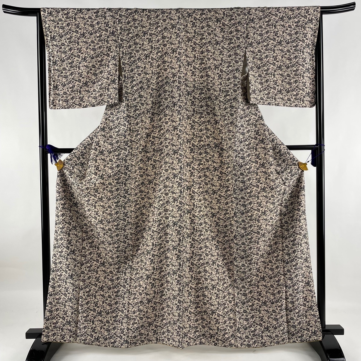 【驚きの破格値，限定セール】 小紋 秀品 紬地 草花 ベージュ 袷 166.5cm 65cm M 正絹(仕立て上がり)｜売買されたオークション情報、yahooの商品情報をアーカイブ公開 - オークファン 仕立て上がり