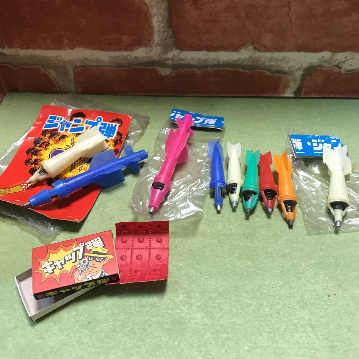昭和レトロ 駄菓子屋 ロケット弾 キャップ弾 ジャンプ弾 まとめて サビ有り 駄玩具 当時物 絶版 その他 売買されたオークション情報 Yahooの商品情報をアーカイブ公開 オークファン Aucfan Com
