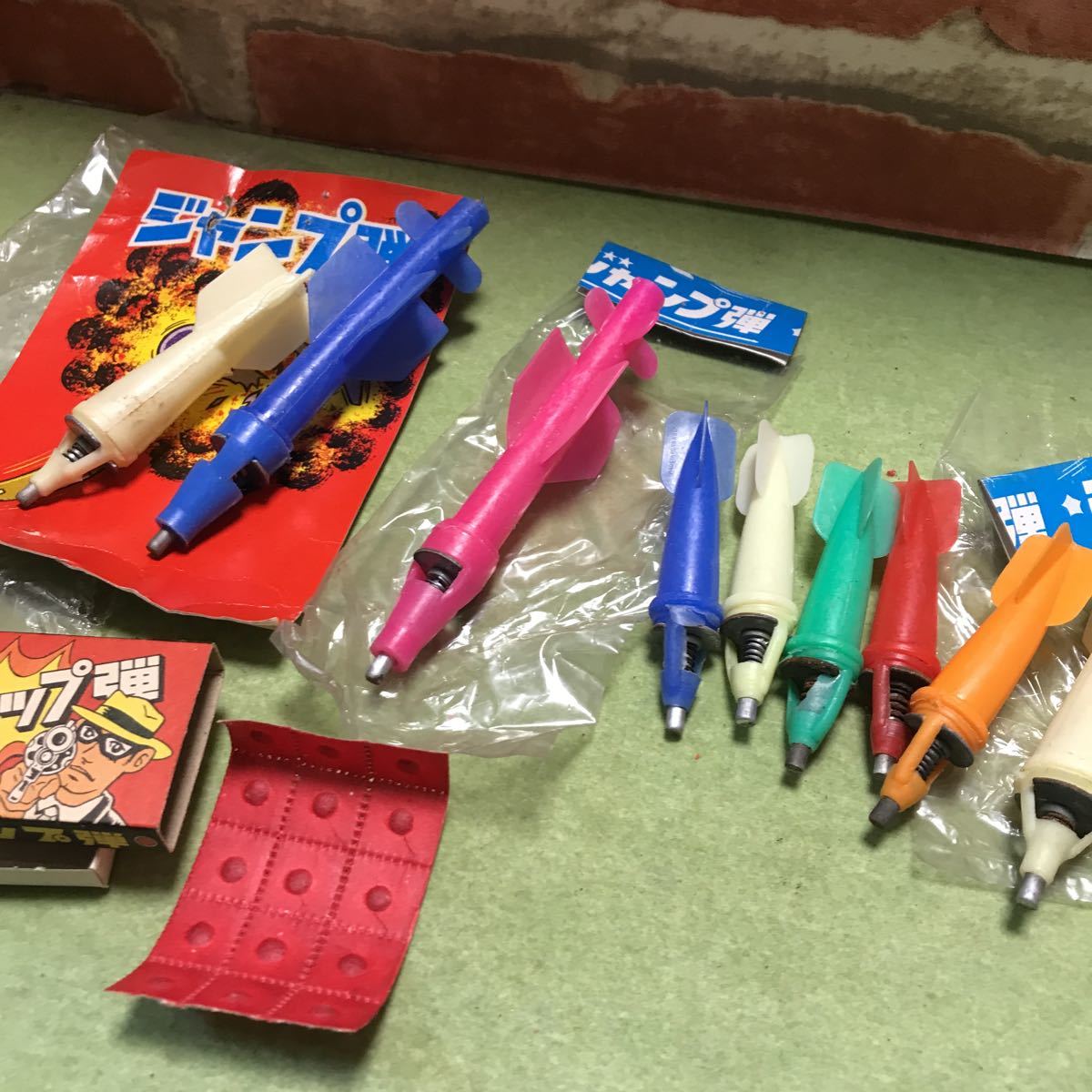昭和レトロ 駄菓子屋 ロケット弾 キャップ弾 ジャンプ弾 まとめて サビ有り 駄玩具 当時物 絶版 その他 売買されたオークション情報 Yahooの商品情報をアーカイブ公開 オークファン Aucfan Com