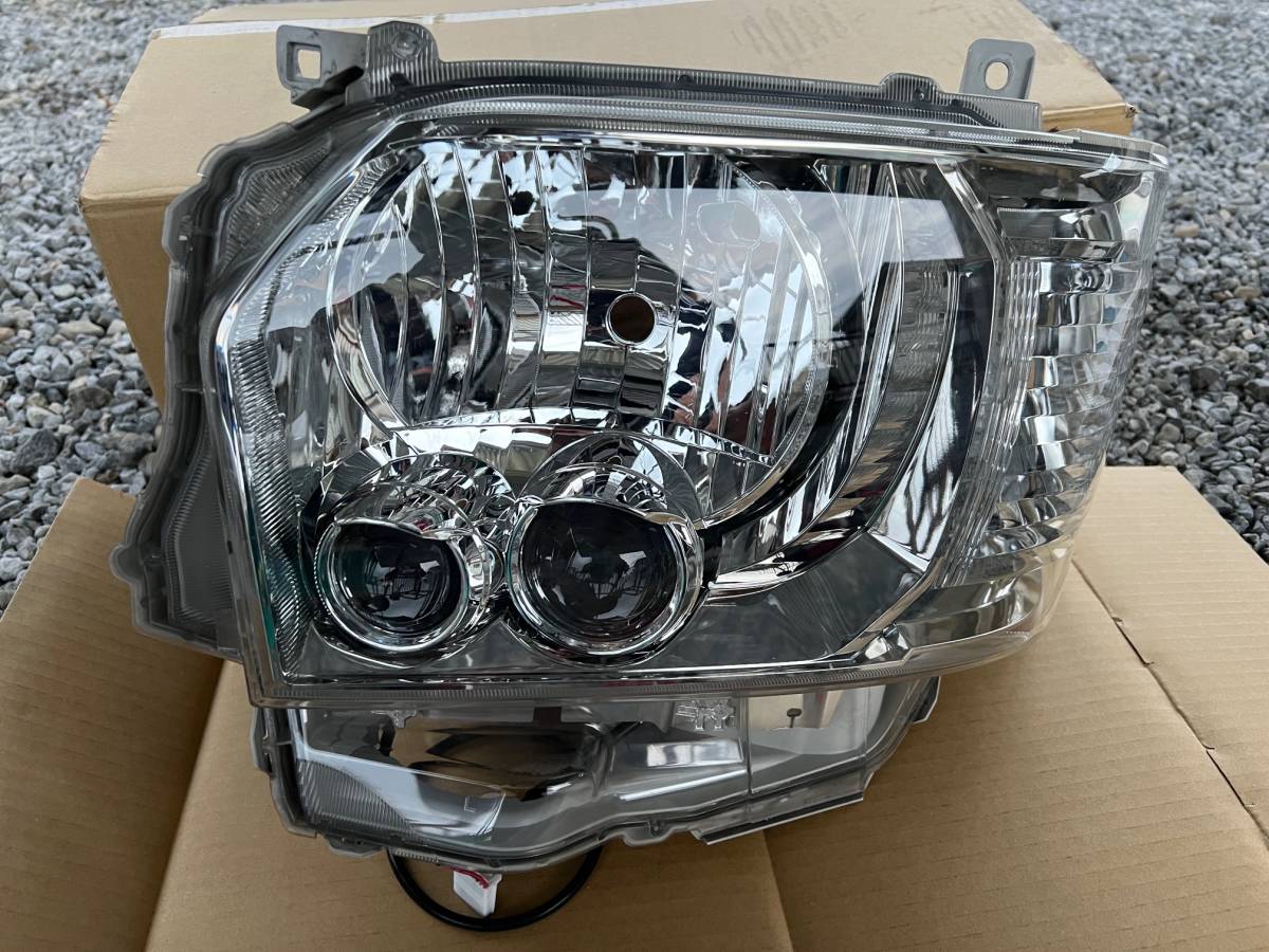 ★☆トヨタ　ハイエース　200系 4型 5型　左ヘッドライト　81185-26A31☆★_1