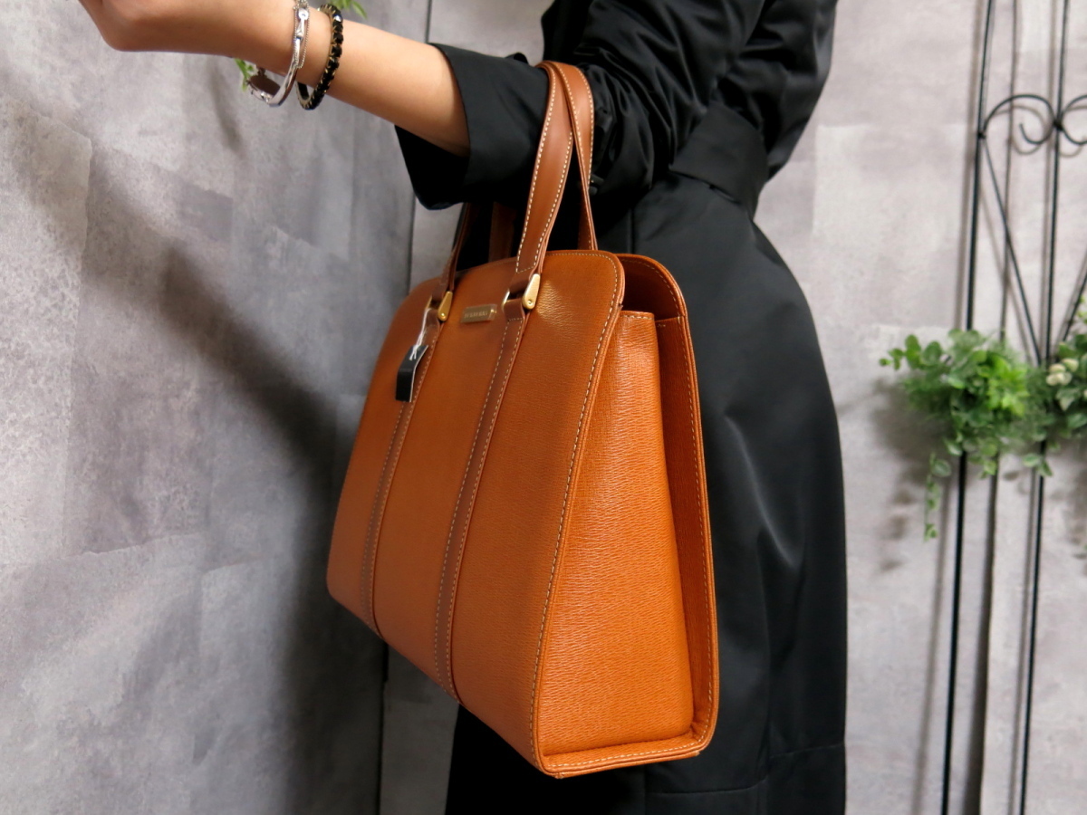 ○未使用○BURBERRY バーバリー○カーフ レザー 本革○ゴールド金具 