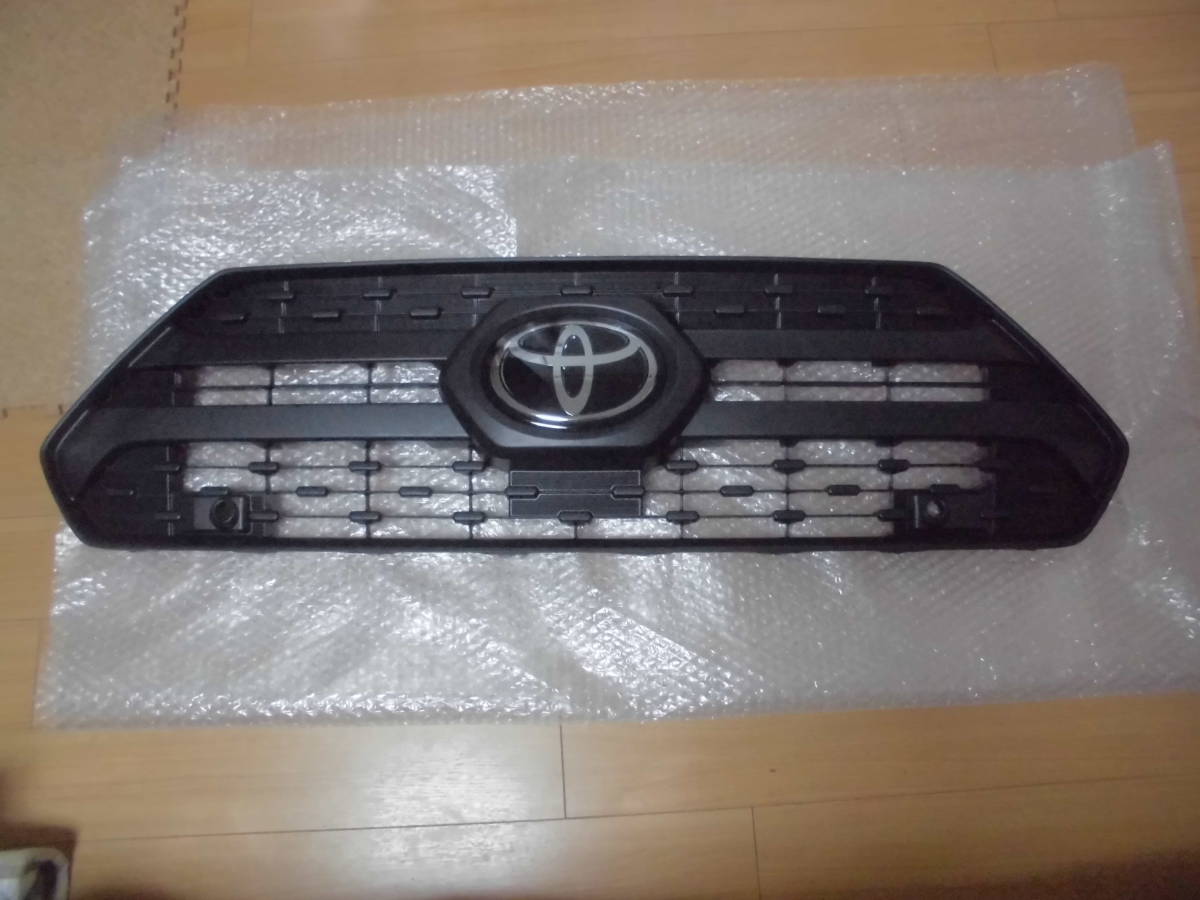 即決 新車外し RAV4 50 純正 フロントグリル 美品 エンブレム付 53111