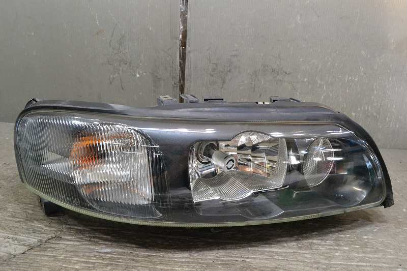 車 ボルボ V70 SB5244W 等 右と左 ヘッド ライト