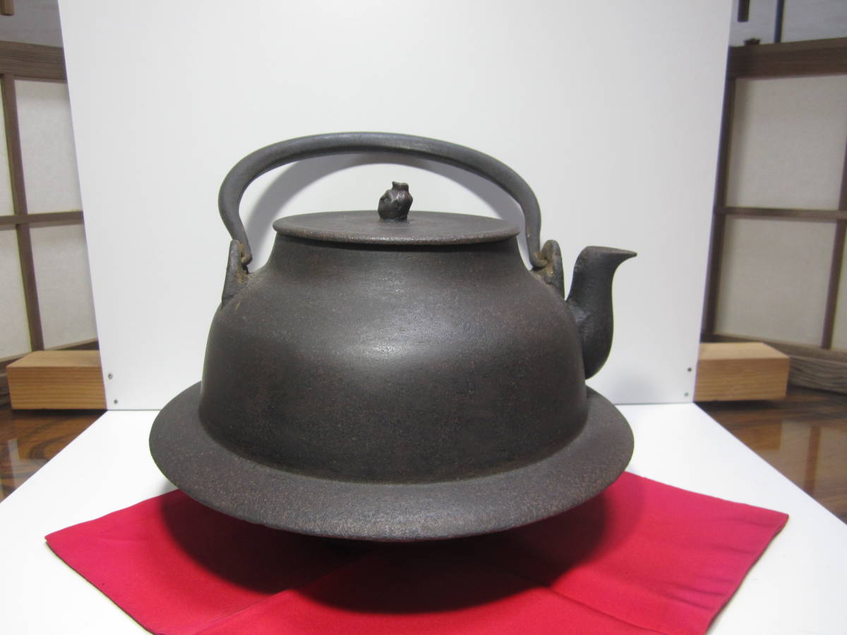煎茶道具 鉄瓶 丸形 古 董 花付き 在銘あり 南部鉄瓶 【公式通販】