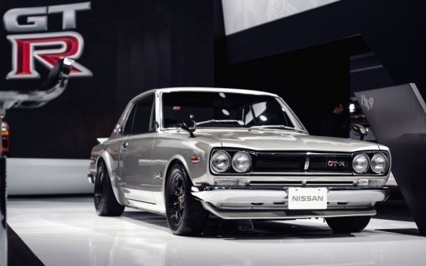 送料無料，爆買い 日産 スカイライン 2000GT-R 初代 KPGC10型 ハコスカ 1971年 絵画風 壁紙ポスター 特大ワイド版 921&times;576mm はがせるシール式 026W1(日産)｜売買されたオークション情報、yahooの商品情報をアーカイ 日産