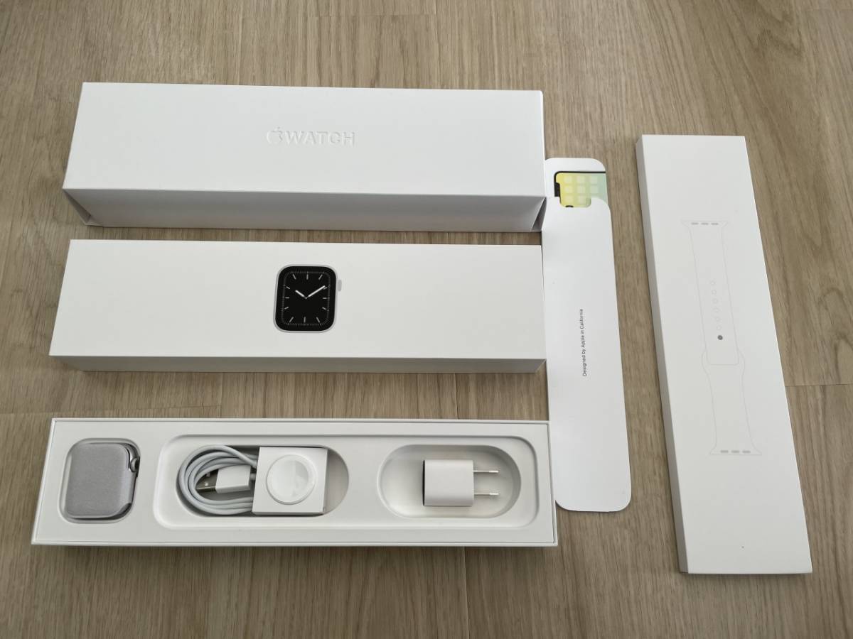 安い，大得価 Apple Watch Series 5 GPSモデル シルバーチタニウム 40mm ホワイトスポーツバンド MWV62J/A(スマートウォッチ本体)｜売買されたオークション情報、yahooの商品情報をアーカイブ公開 - オークファン スマートウォッチ本体