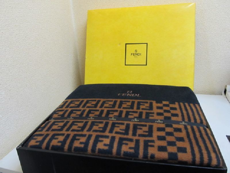 FENDI フェンディ 綿毛布 FENDI(毛布)のフリマアイテム一覧 FENDI フェンディ 綿毛布 FENDI(毛布)のフリマアイテム一覧