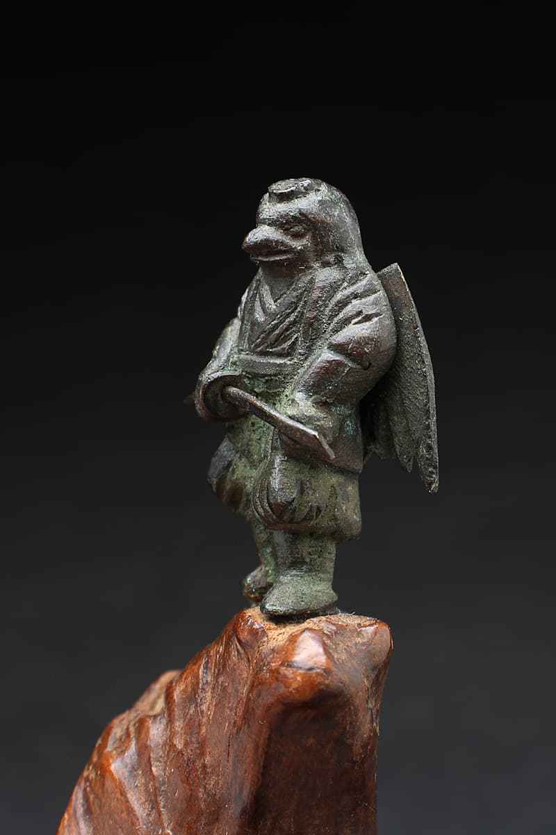 HT824 時代物 細密技巧 小振り 古銅 木根岩上 鴉天狗像 高7.8cm 重40g