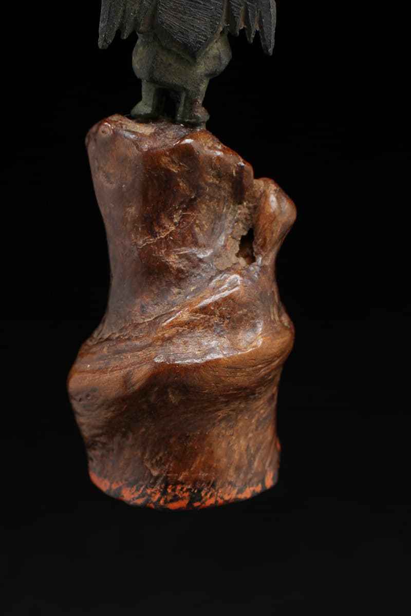 HT824 時代物 細密技巧 小振り 古銅 木根岩上 鴉天狗像 高7.8cm 重40g