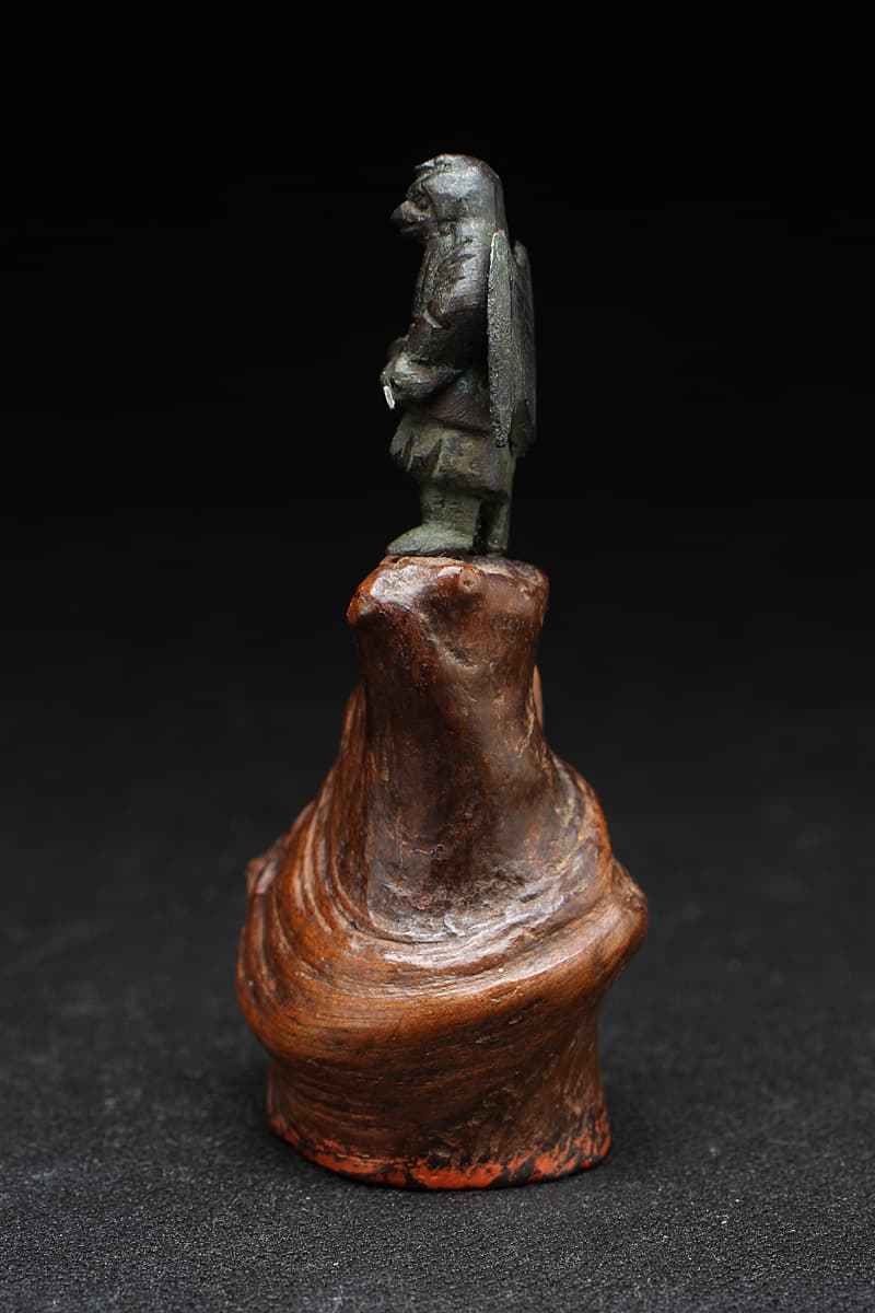 HT824 時代物 細密技巧 小振り 古銅 木根岩上 鴉天狗像 高7.8cm 重40g