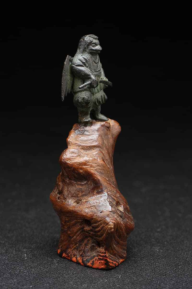 HT824 時代物 細密技巧 小振り 古銅 木根岩上 鴉天狗像 高7.8cm 重40g
