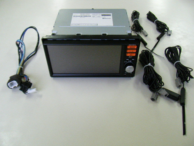 日産純正》ニッサン 純正 メモリーナビ(MM114D-W) B8260-79925 CD，SD