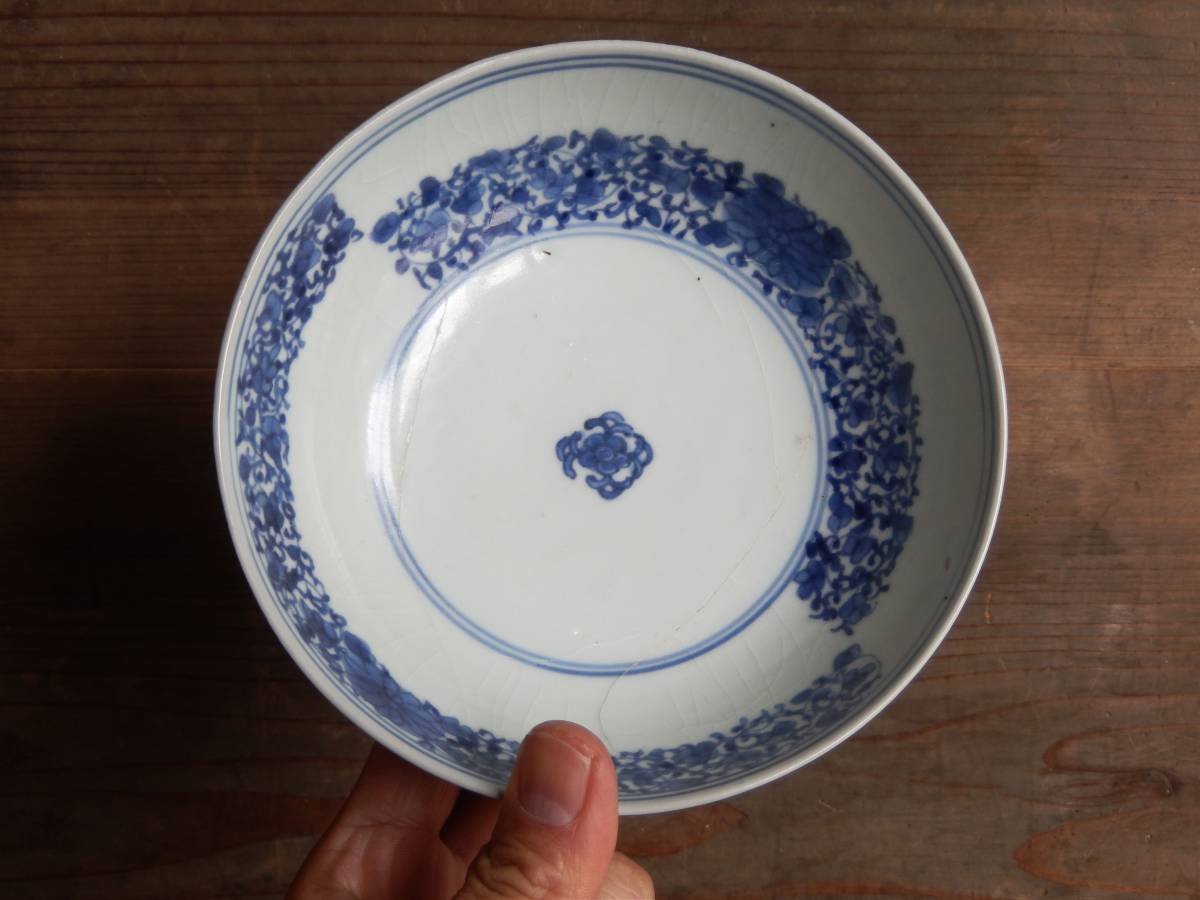 江戸時代初期 初期伊万里 染付 見込みに五弁花 唐草文様 重ね焼 12.7cm