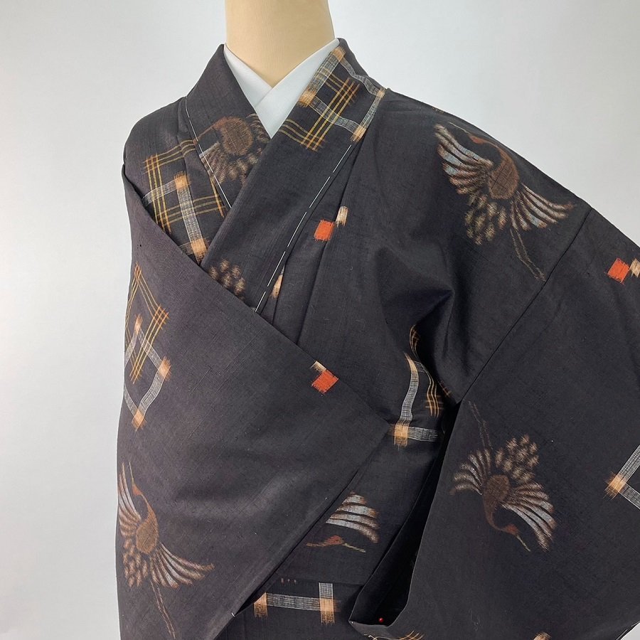 着物さと　1000円 スタート 単衣 本場久米島紬 手織り 純天然草木染 泥染 絣 絵絣 しつけ糸付 身丈159㎝ 美品