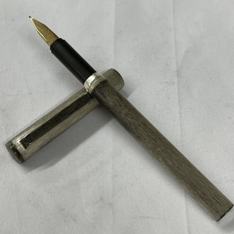 状態の良いdunhill 銀張りの万年筆 14金 ペン先 専用ケース付き 状態の