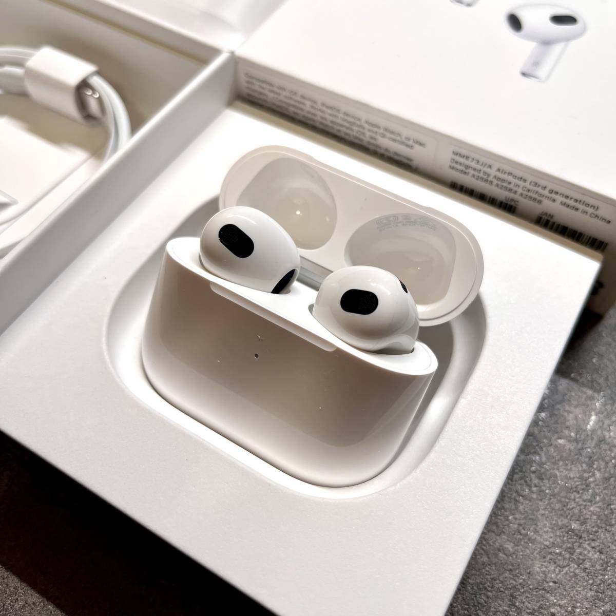 AirPods 第3世代 美品 シリコンケース付き 作動良好 備品完備 
