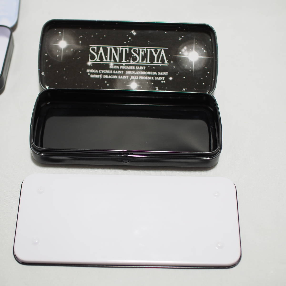 聖闘士星矢 SAINT SEIYA 缶ペン×2，缶バッチセット/ ペンケース 筆箱
