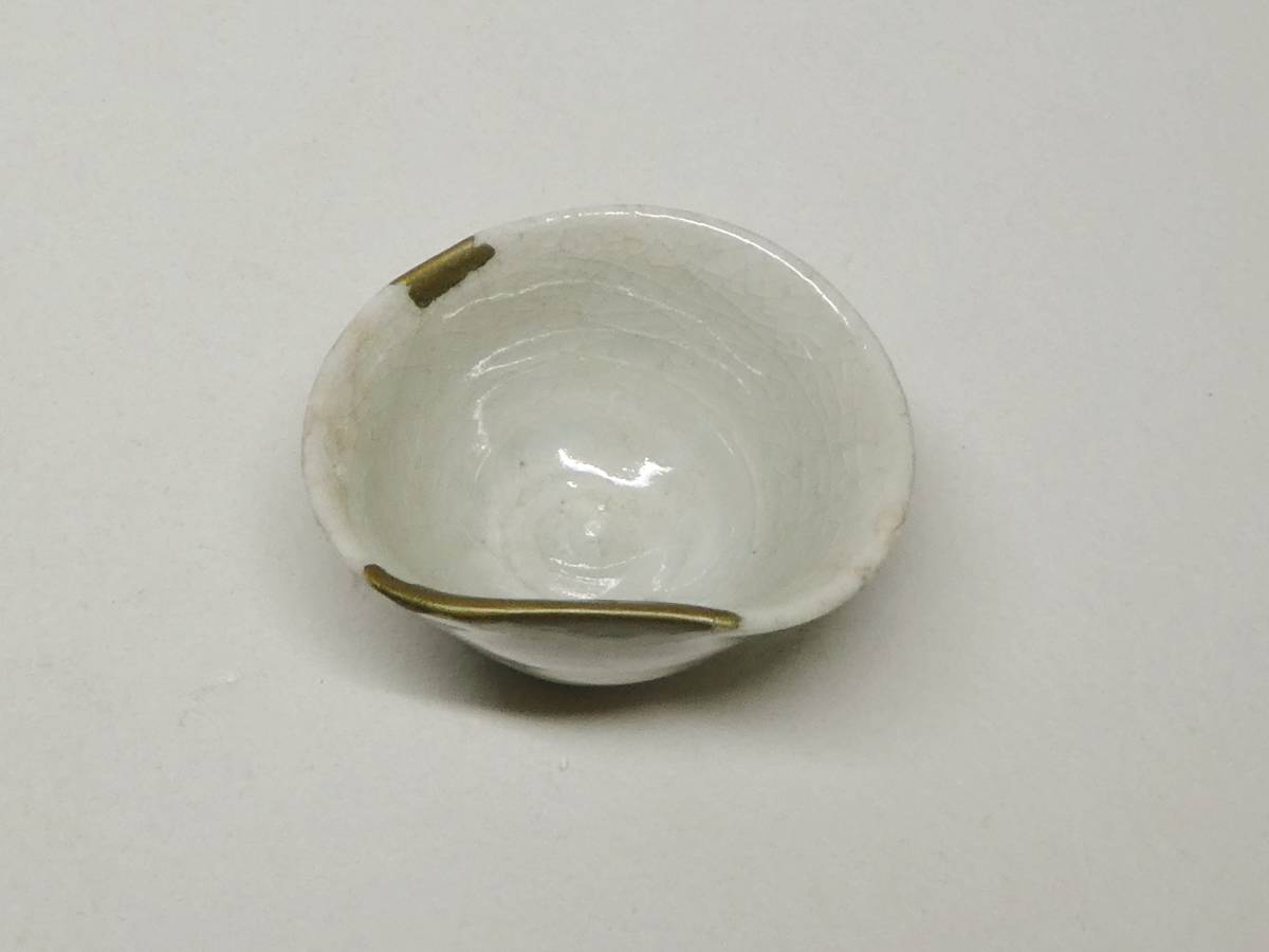 淡い色の磁器製盃（欠けあり）　初期伊万里の陶片 初期伊万里白磁盃（江戸初期） 【公式通販】