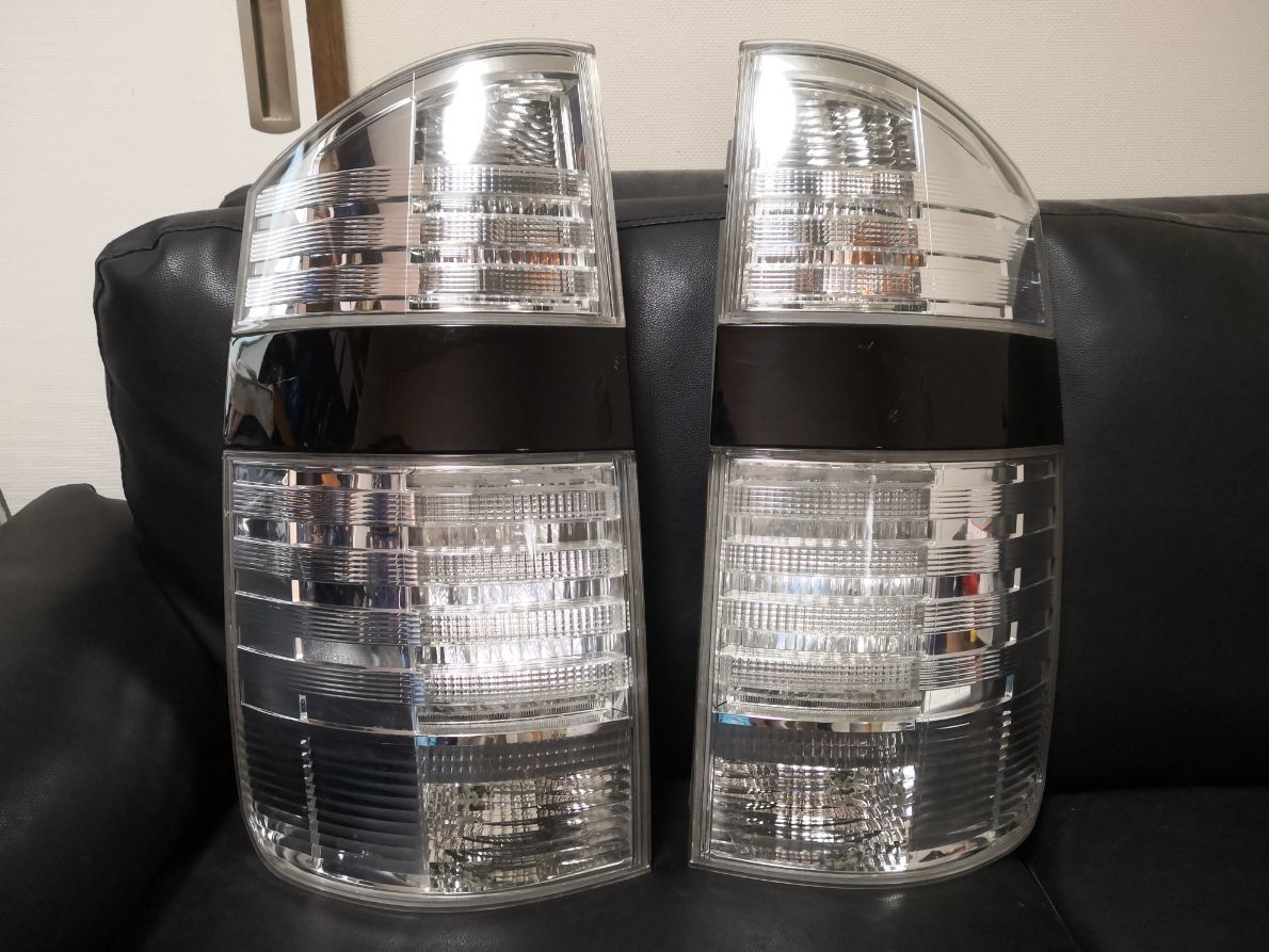 【送料無料】割れなし 迅速発送 管理D17 ボクシー ヴォクシー ノア AZR60 AZR65 テール　ライト　レンズ　左右　運転席　助手席