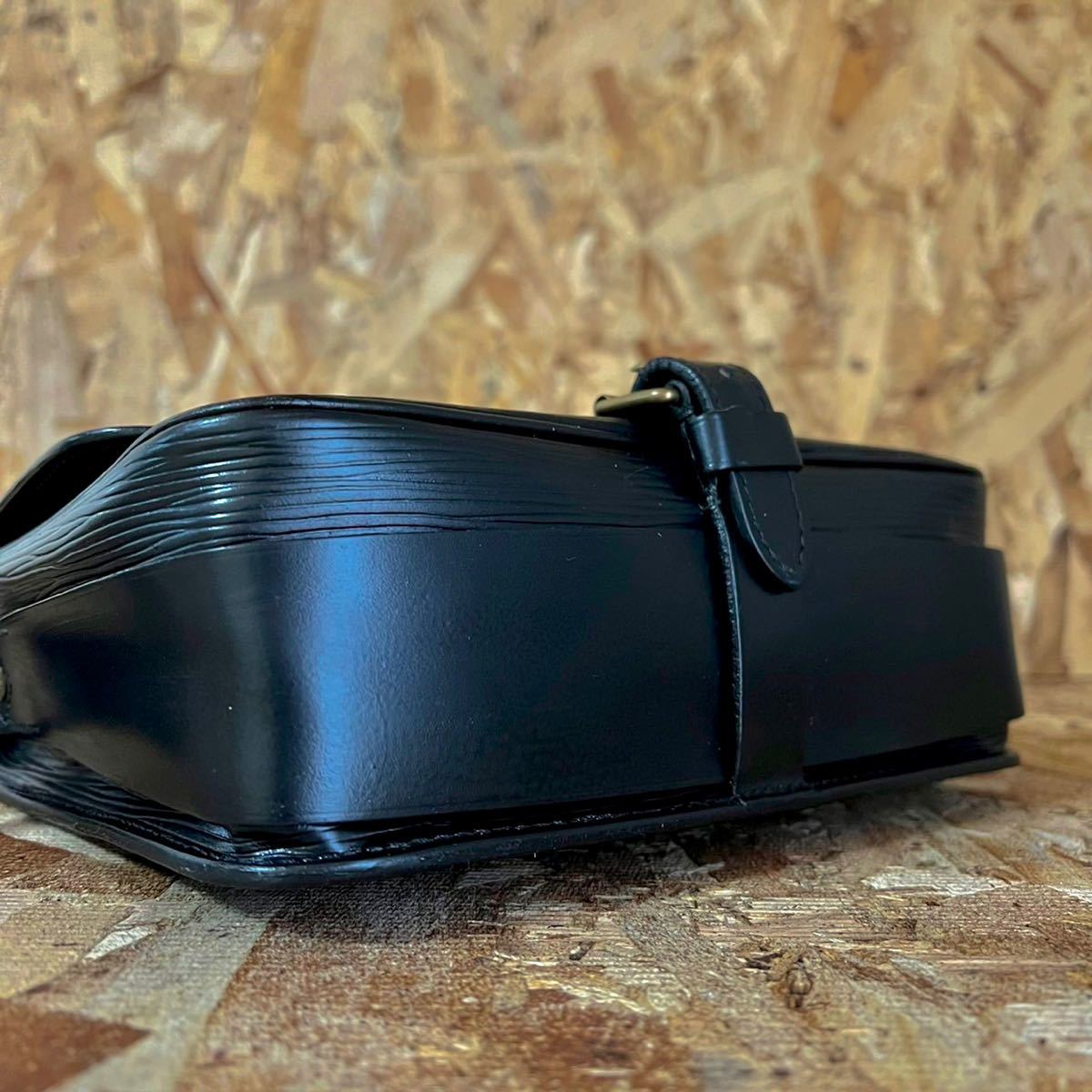 □極美品□ ルイヴィトン Louis Vuitton エピ カルトシェール 