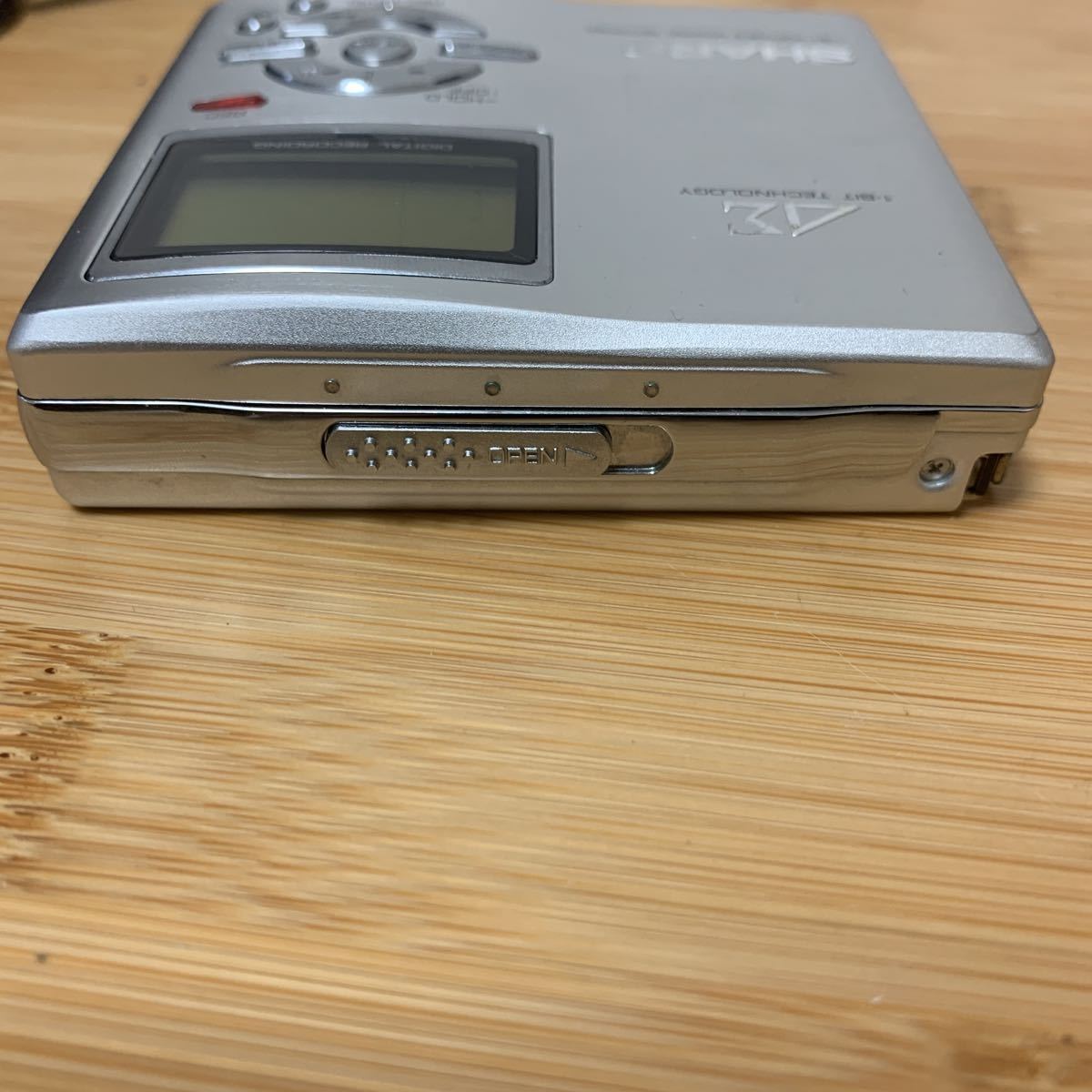 SHARP ポータブルMDプレーヤー　シルバー　MD-DR7-S 動作品 シャープ、「モバイル1ビット」採用のMDレコーダ