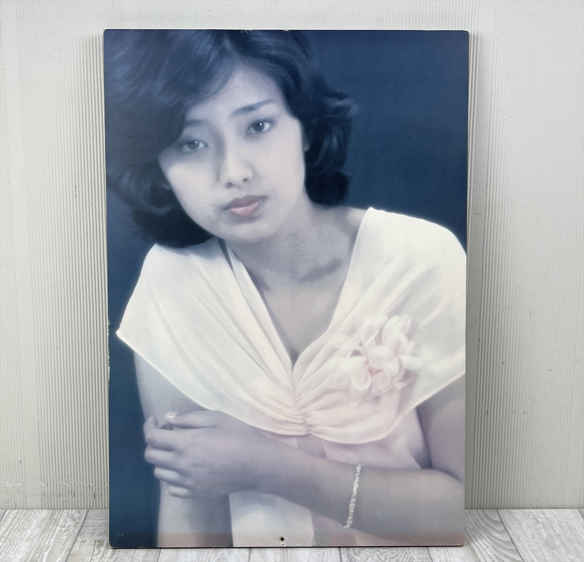 k723 昭和レトロ 山口百恵 当時物 木製パネル ポスター 約40×58cm 《同 