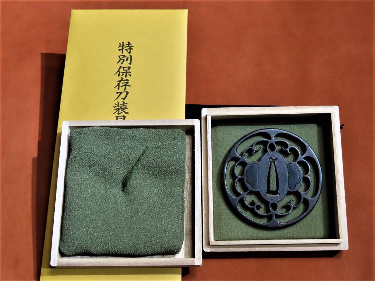 刀装具　透かし鉄鐔　尾張鐔『ニ引きの図』 鉄鐔 | 鍔 無銘 刀装具 不明図柄猪の目に 公式通販 日本