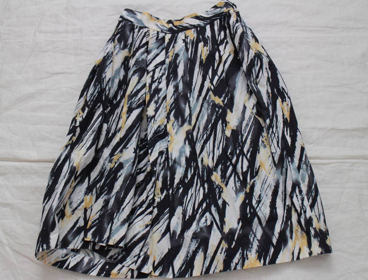 新品タグなしPEGGYLANAペギーラナ美しいアート感漂うフレアースカート  