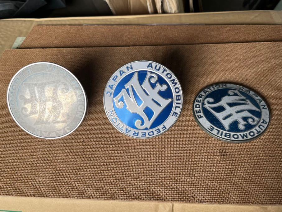 【中古】金属製観光バッジ セット 当時物 金属？アルミ フロント グリル JAF バッジ と 樹脂バッジ 等