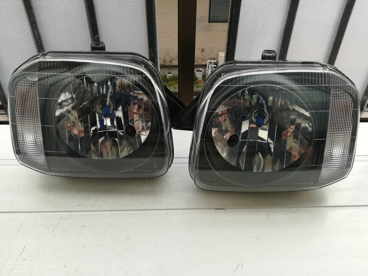2037541☆ ノア 70系 後期 右ライト HID KOITO 28-222 ZRR70/ZRR75G