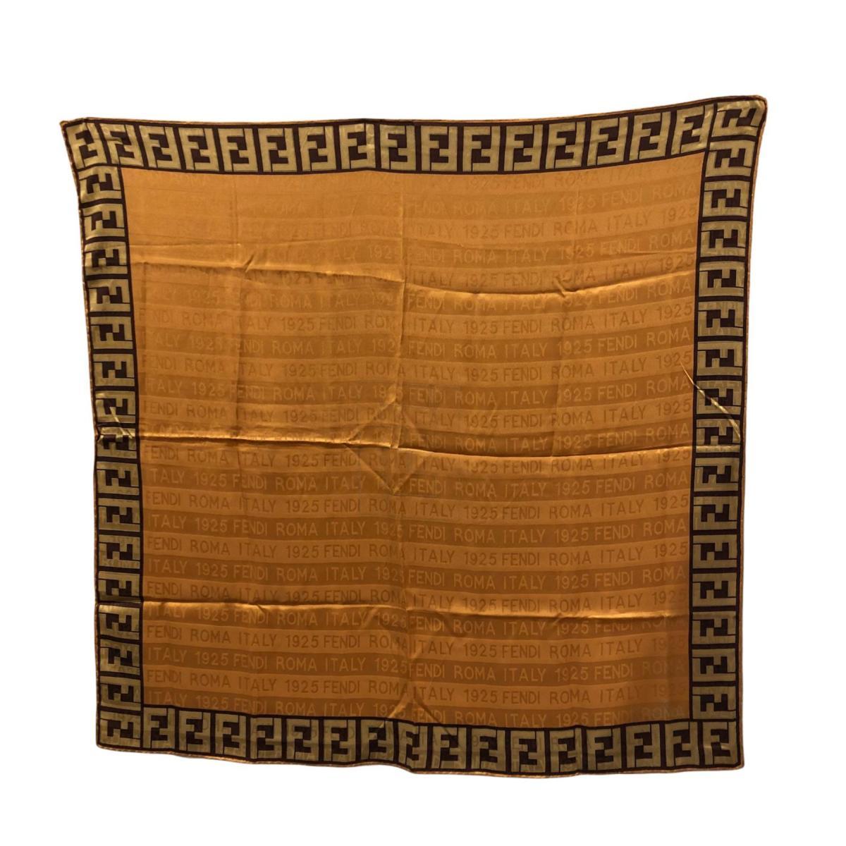 人気セール，SALE ◯FENDI フェンディ ズッカ柄 大判スカーフ イエロー系 シルク(フェンディ)｜売買されたオークション情報、yahooの商品情報をアーカイブ公開 - オークファン その他