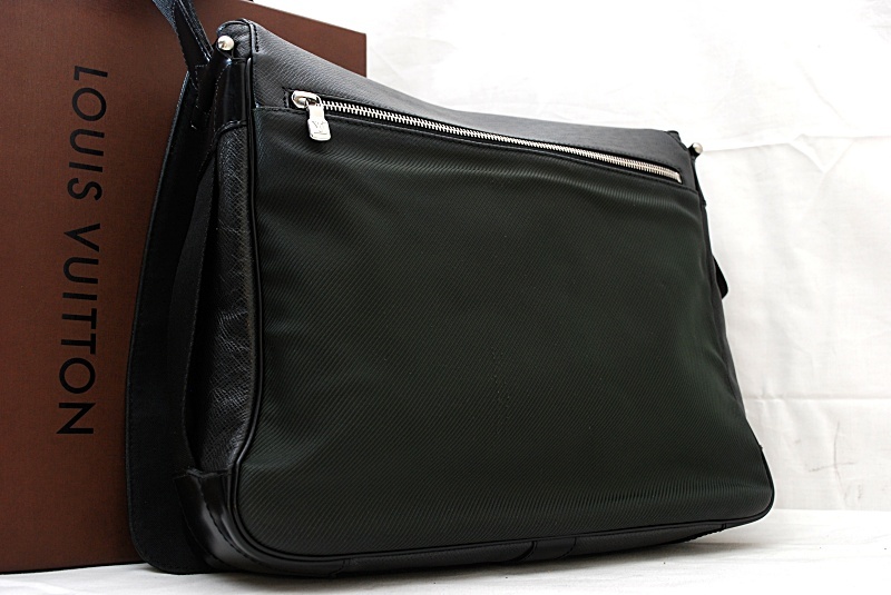 ☆極美品☆ ルイヴィトン Louis Vuitton タイガ ヴィクトール メンズ