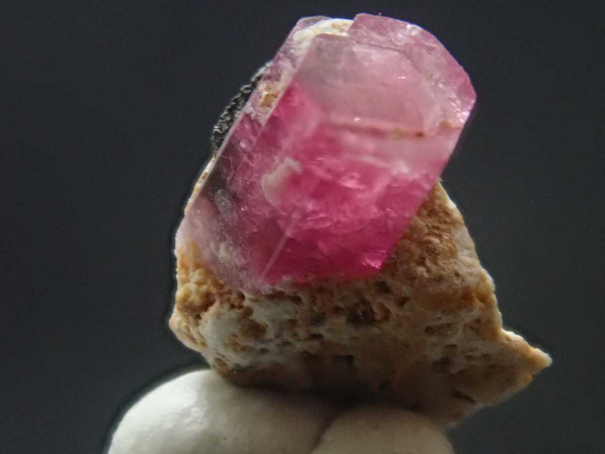 鉱物 ベリル宝石 レッドベリル 希少鉱物 レッドベリル ビクスバイト 赤