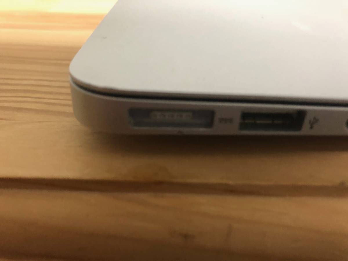 MacBook Air (11-inch／11インチ， Mid 2013) メモリ4G／SSD128GB［箱