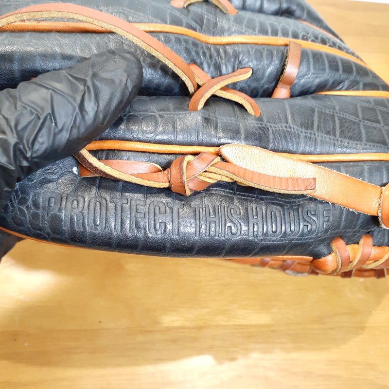 アンダーアーマー クロコダイル調レザー UA OUTFIELDER 限定品 UNDER