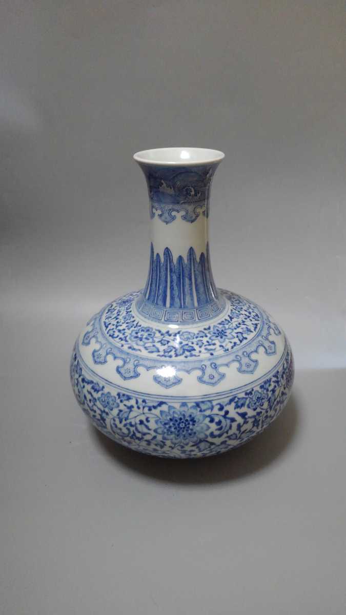 【海】中国美術品  大清道光年製在銘　粉彩獅子図花瓶　九獅子花瓶　2本　希少美品 中国美術 中国古美術中国古陶磁大清乾隆年製款青華青花花唐草文丸口瓶