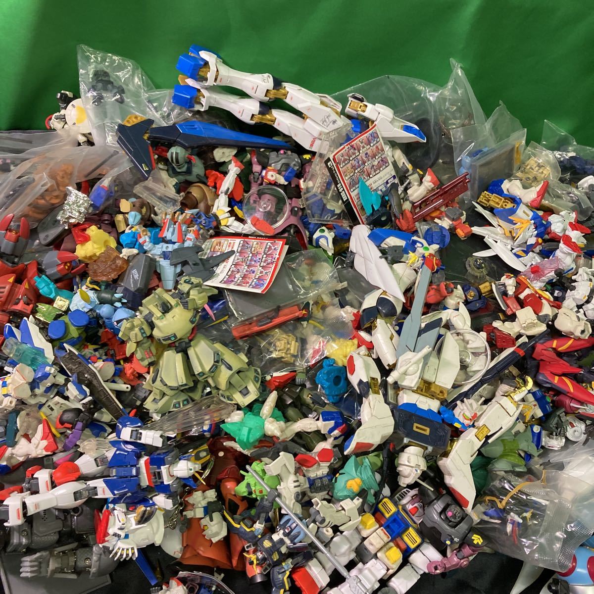 1円スタートミニフィギュア プラモ ごちゃ混ぜ ガンダム バンダイ 大量 