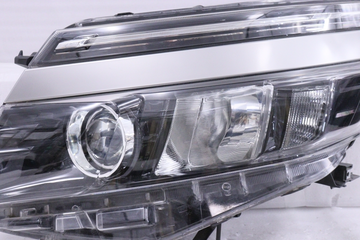 24-2678☆前期 LED ZRR80G ヴォクシー☆左ヘッドライト ICHIKOH 28-229