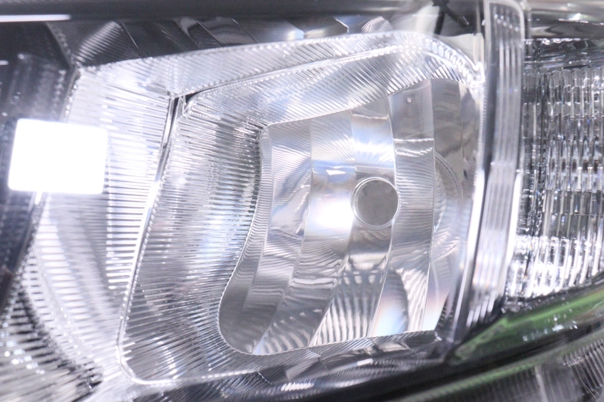24-2678☆前期 LED ZRR80G ヴォクシー☆左ヘッドライト ICHIKOH 28-229