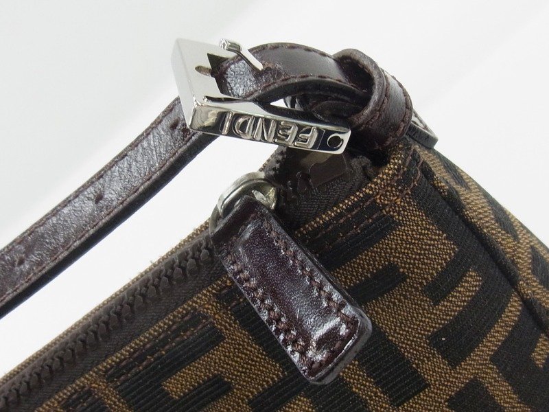 ■ フェンディ/FENDI ■ ズッカ柄 ハンド ポーチ　2349 ■ 内部劣化あり フェンディ FENDI ポーチ 本物 美品□フェンディ□ズッカ ミニバッグ