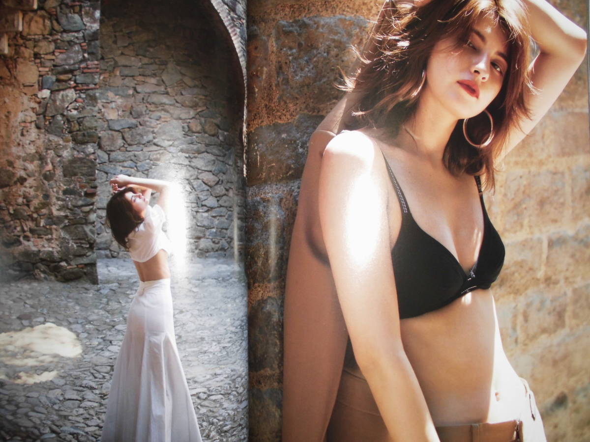 マギー 写真集 New Moon 初版 全176頁 送料198円 その他 売買されたオークション情報 Yahooの商品情報をアーカイブ公開 オークファン Aucfan Com