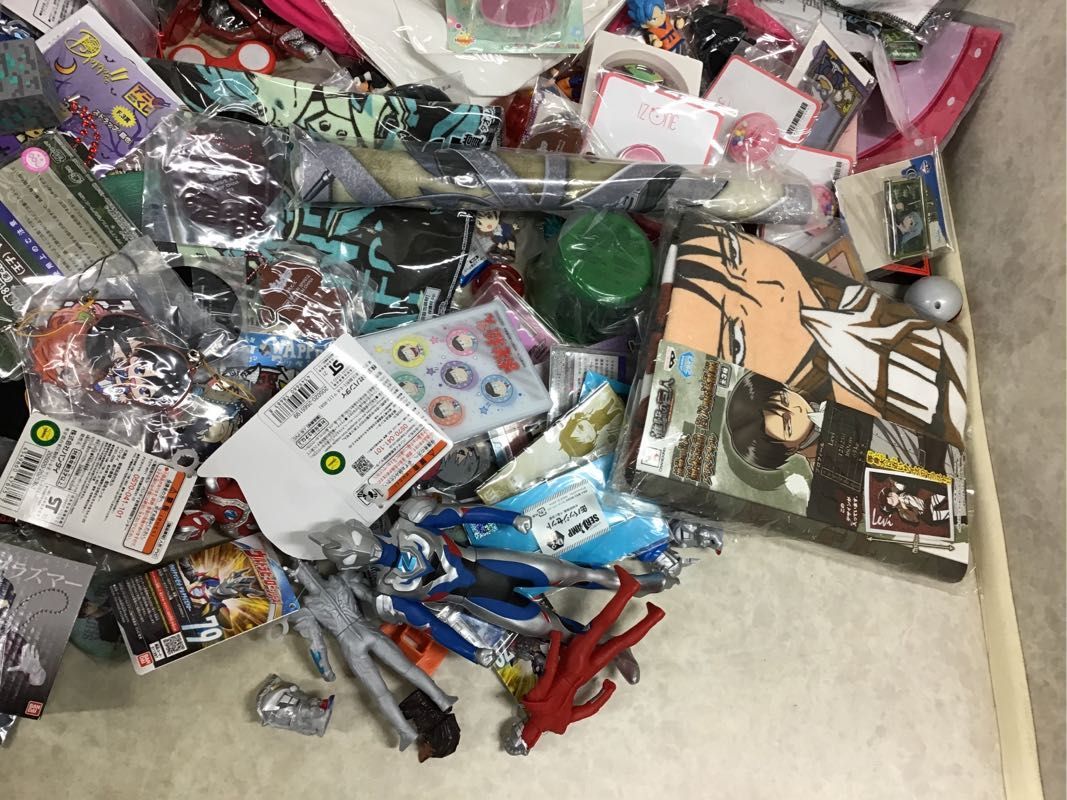 1円～ 同梱不可 ジャンク ウルトラマン、進撃の巨人、鬼滅の刃、マクロスF