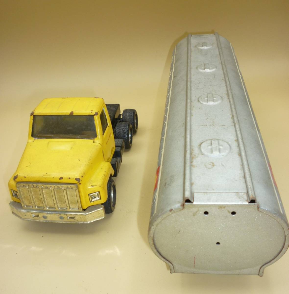 49 割引 往 昭和レトロ 昔の金属玩具 錆有り 牽引貨物トレーラー アメリカ Ertl製 Stp アーテル 大型車 タンクローリー ダイキャスト Www Gilgitbazar Com