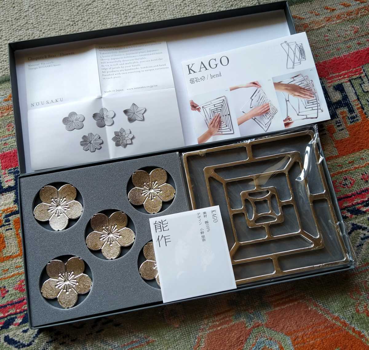 おしゃれで喜ばれる】結婚祝いのプレゼント人気51選！友達に贈るハイセンスなギフトは？ | Picky's Life 公式 能作  かさなる気持ちギフトセット 錫100％ ギフト包装可 プレゼント 記念品 結婚祝い 箸置き トレー 【新品】桂由美「能作」かさなる気持ちギフトセット/結婚祝い