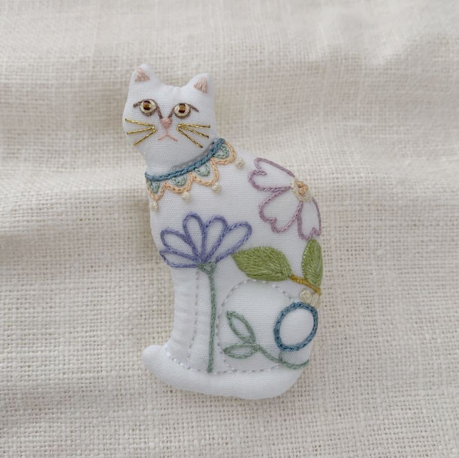 刺繍 ブローチ ☆おすましネコ☆ハンドメイド 手作り バッジ  