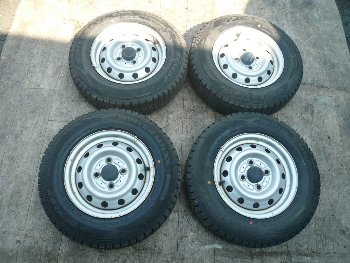 軽トラ　ミラ　１２　４ｊ　１００ｘ４穴　ダンロップ　１４５　８０　Ｒ１２　ハブ径約５３　スタッドレスタイヤ　センターキャップ付き