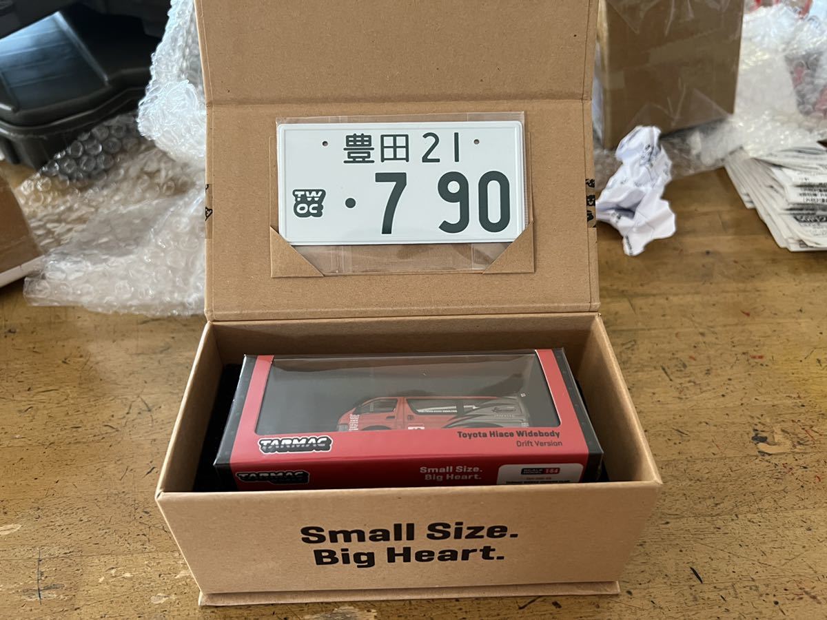 1 64 Tarmac Works トヨタ ハイエース ESSEX TWOC限定