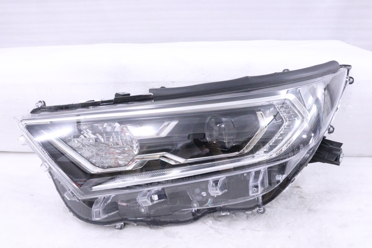 26-2032☆新車外し☆前期 LED MXAA52 RAV4 ハイブリッド☆左ヘッド