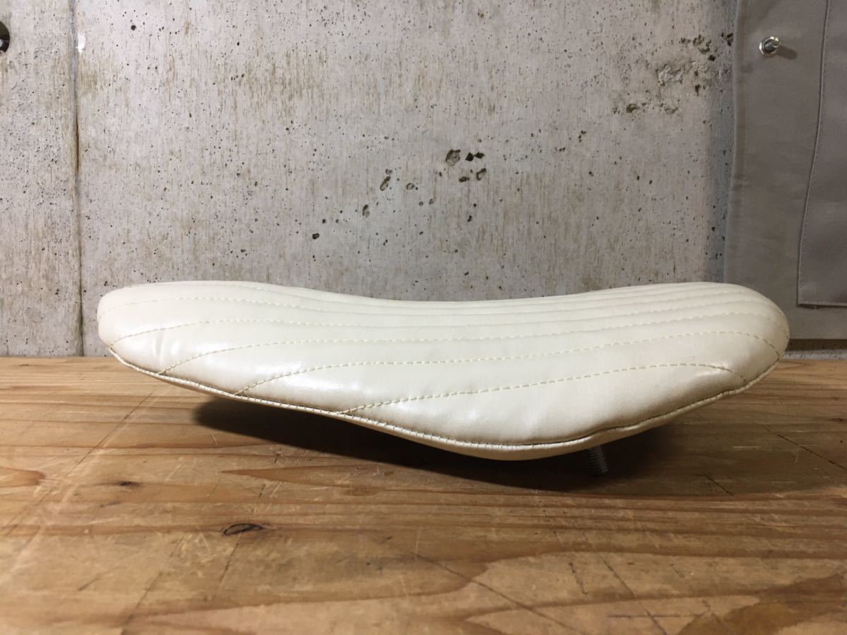 ソロシート ピリオンパッド VTG オフホワイト トライアンフ 883 タック 